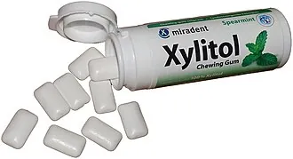 Sugar-free chewing gum pellets containing xylitol